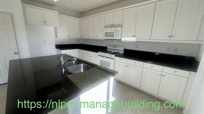 Foto del edificio - 13328 Hyacinth Ct