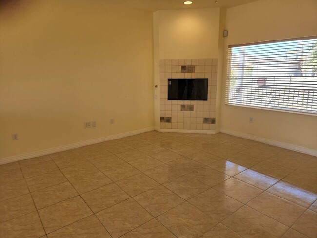 Building Photo - Must See Beautiful Home!