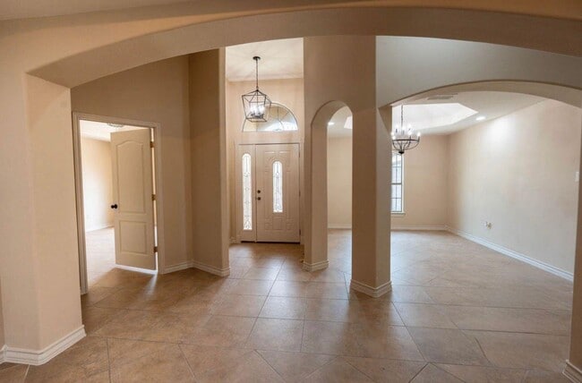 Building Photo - 204 N Espana Dr