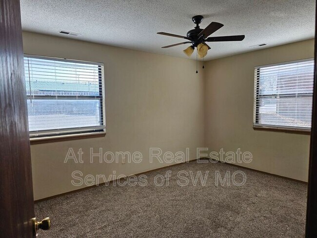 Building Photo - 2850 S Rogers Ave