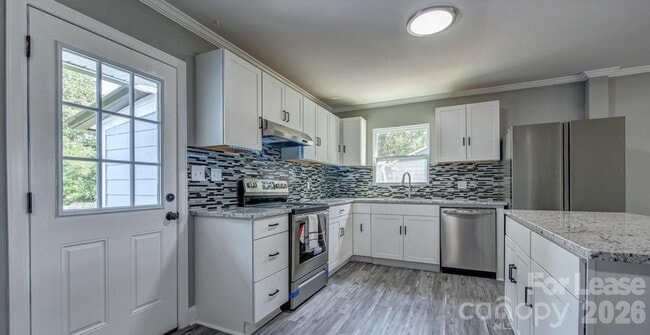 Building Photo - 910 E 6th Ave