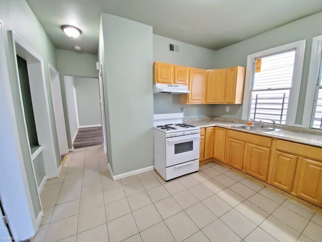 Building Photo - 3 br, 1 bath  - 252 21st St