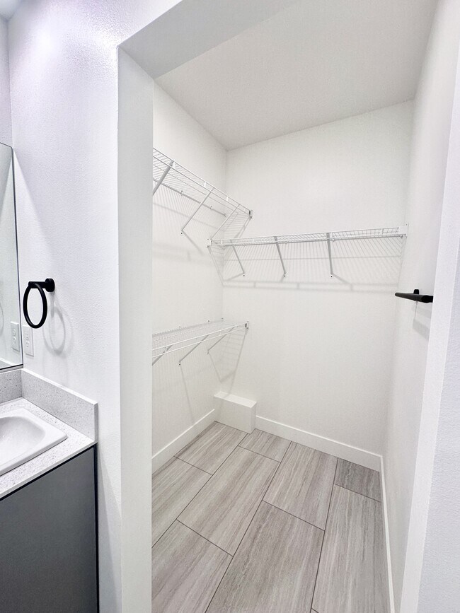 Foto del edificio - 4004 Blue Pine Ln
