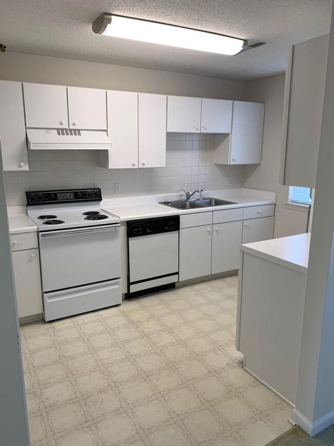 Building Photo - 460 Myrtle Greens Dr