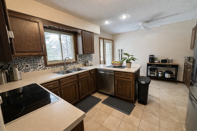 Building Photo - Great 3bed 2bath Single Family Home in Prime Eden Prairie Neighborhood