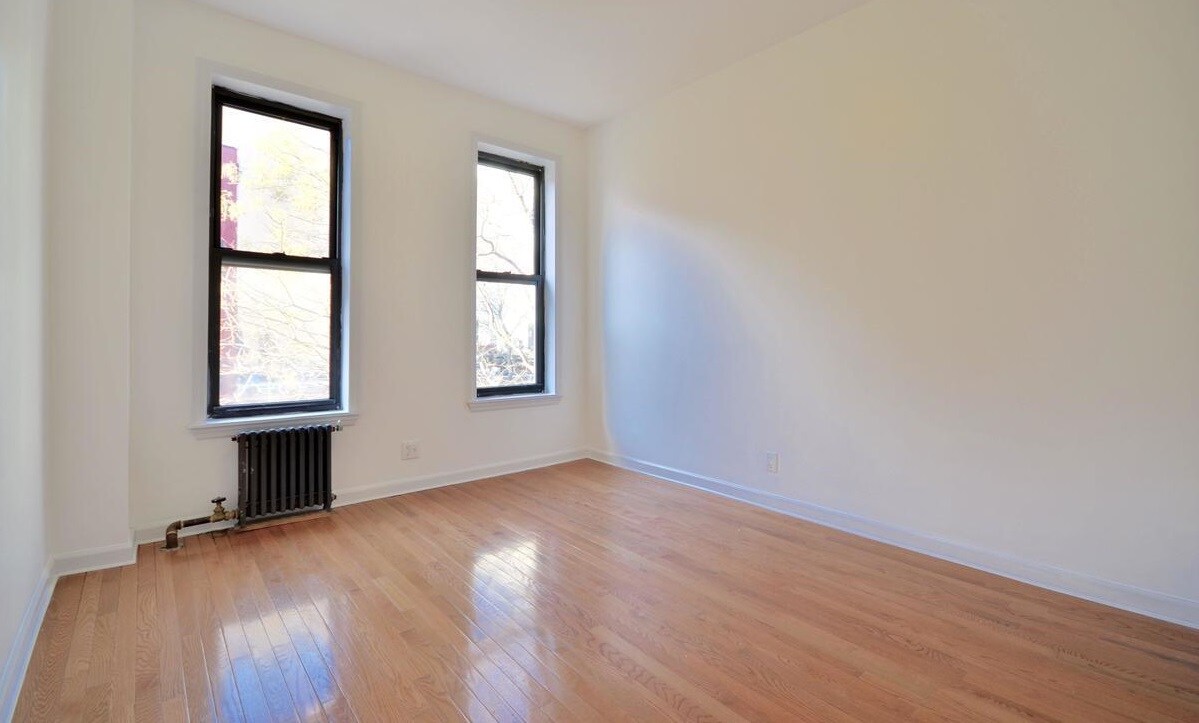 Primary Photo - 212 Thompson St