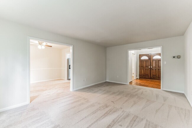 Building Photo - Fantastic 5Bd/3Bth Brick Home - Available ...