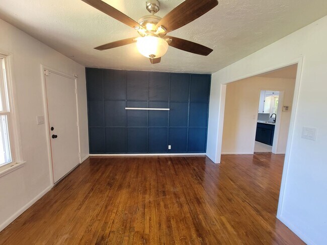 Building Photo - 2 bed remodeled ready to go!