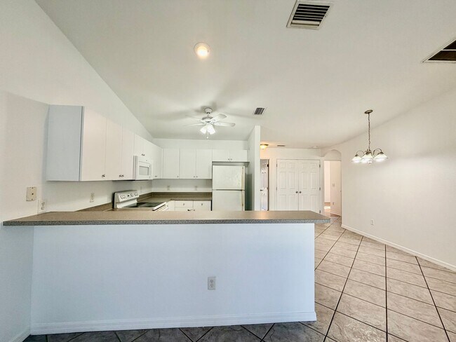 Building Photo - Well-maintained 3-bedroom, 2-bathroom, fenced and Flexible Lease Terms available duplex located i...
