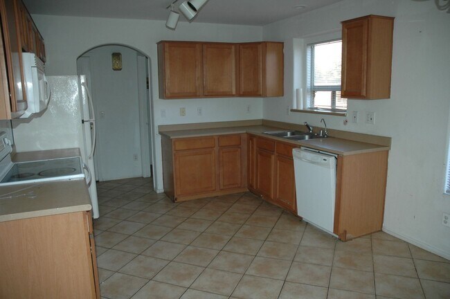 Foto del edificio - Spacious 3 bedroom, 2.5 bathroom