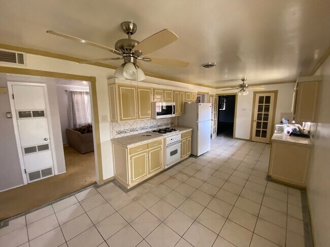 Building Photo - Northeast Home For Rent