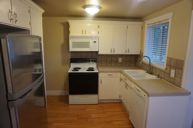 Building Photo - Bountiful 3 Bedroom 2 Bath Home