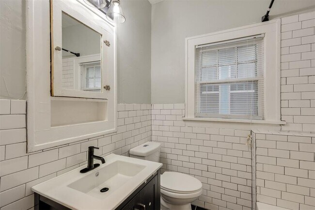 Foto del edificio - 2611 N Shartel Ave