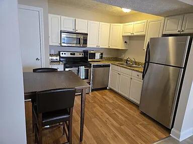 Foto del edificio - 7871 Thornfield Ln