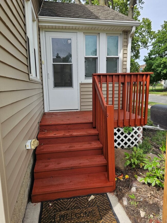 Building Photo - FOR RENT- 4 bed home on Hope Ave, Pets ok ...
