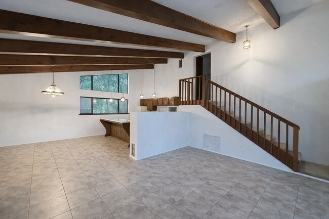 Foto del edificio - Split-Level Design Perfect for Work-From-Home or Guests