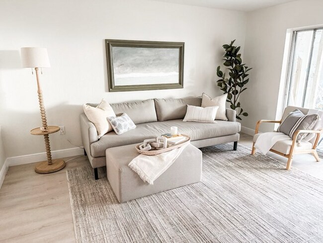 Building Photo - 3640 41st Ln S