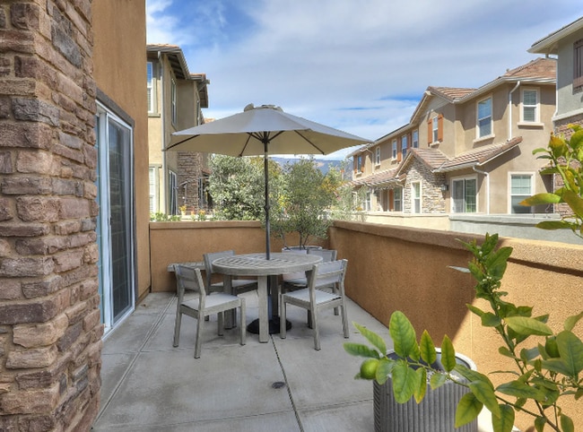 Foto del edificio - Beautiful Spacious 3-Bedroom, 2.5-Bathrm T...