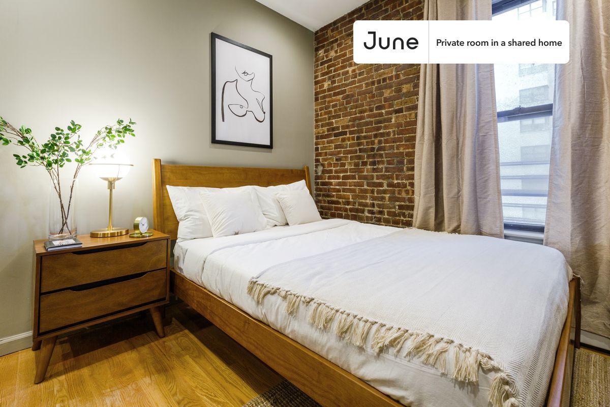 Foto principal - Private bedroom in 4 bed/4 bath Home