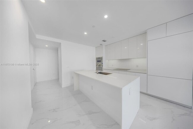 Foto del edificio - 700 NE 24th St