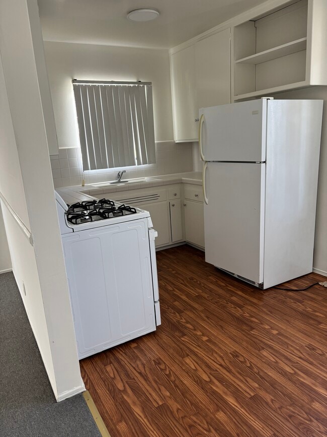 Building Photo - 975 S Barrington Ave