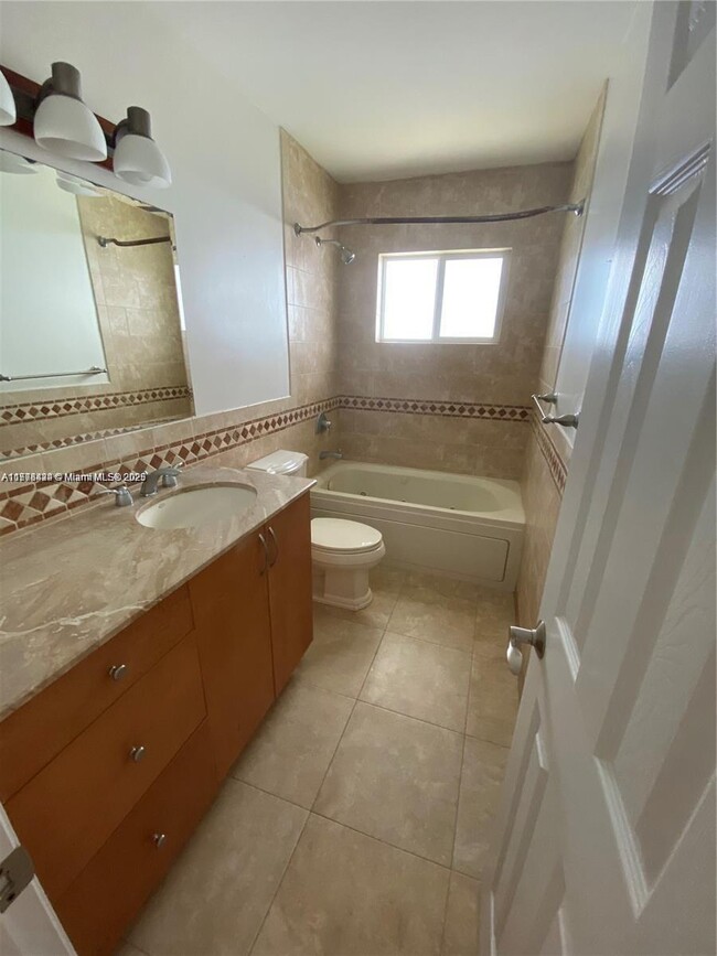 Building Photo - 3842 NE 171 St