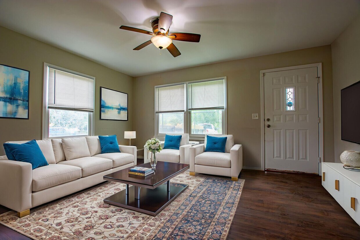 Primary Photo - Cute 3 Bedroom / 1 Bath Home with Washer a...