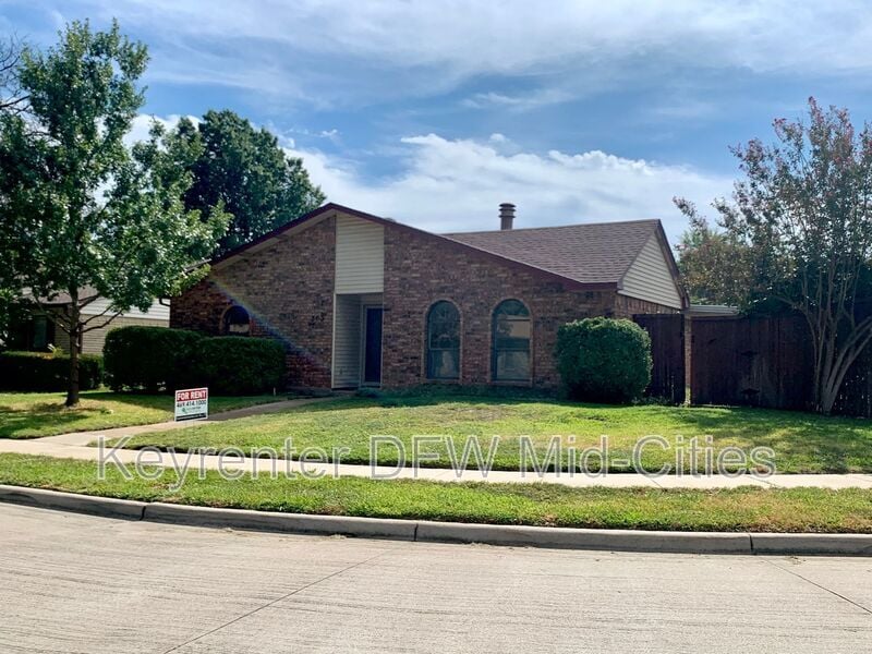 Primary Photo - 303 Willow Springs Dr