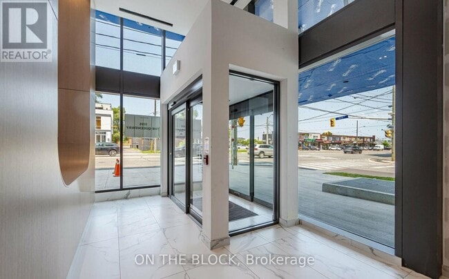 Photo du bâtiment - 1195 The Queensway