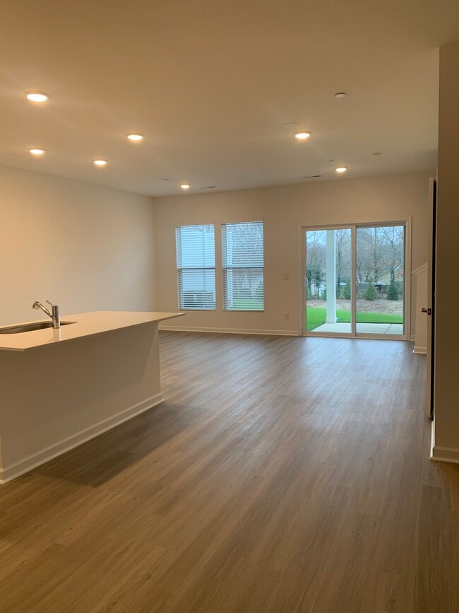 Foto del edificio - 7133 Mapleside Ln