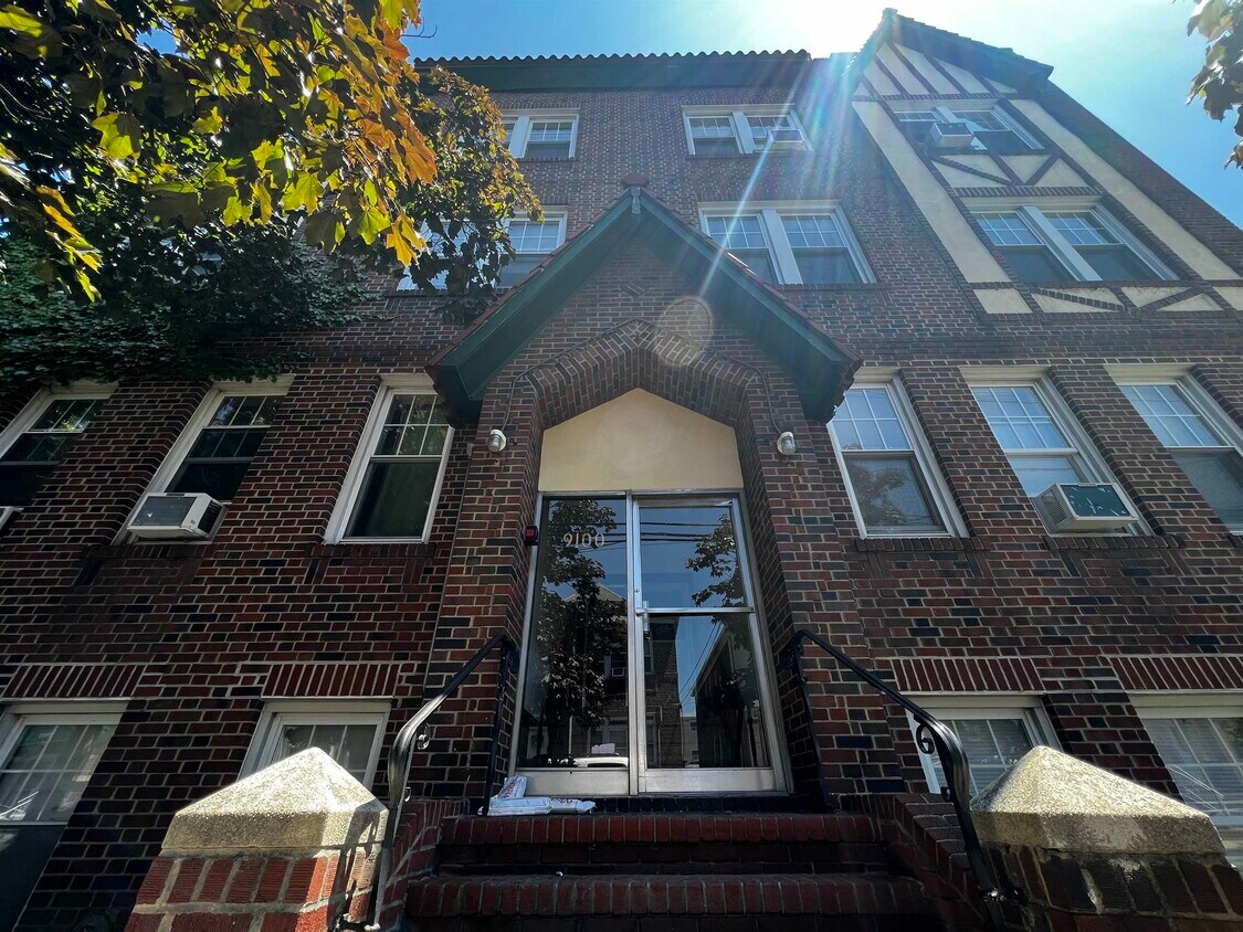 Foto principal - 9100 2nd Ave