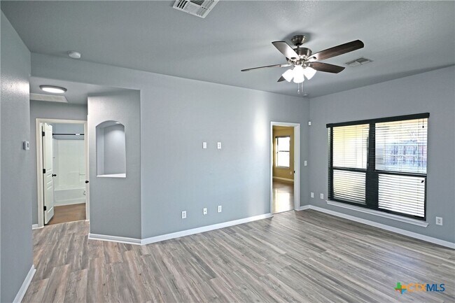 Foto del edificio - 2207 Hazelwood Dr