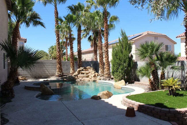 Building Photo - Large Southwest Pool Home