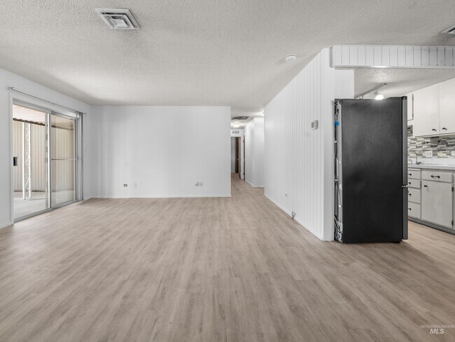 Foto del edificio - 6881 W State St