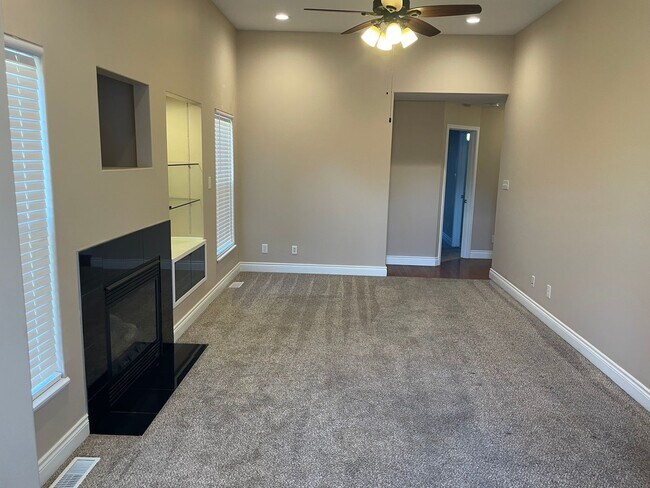 Foto del edificio - 4 bed/ 3 1/2 bath