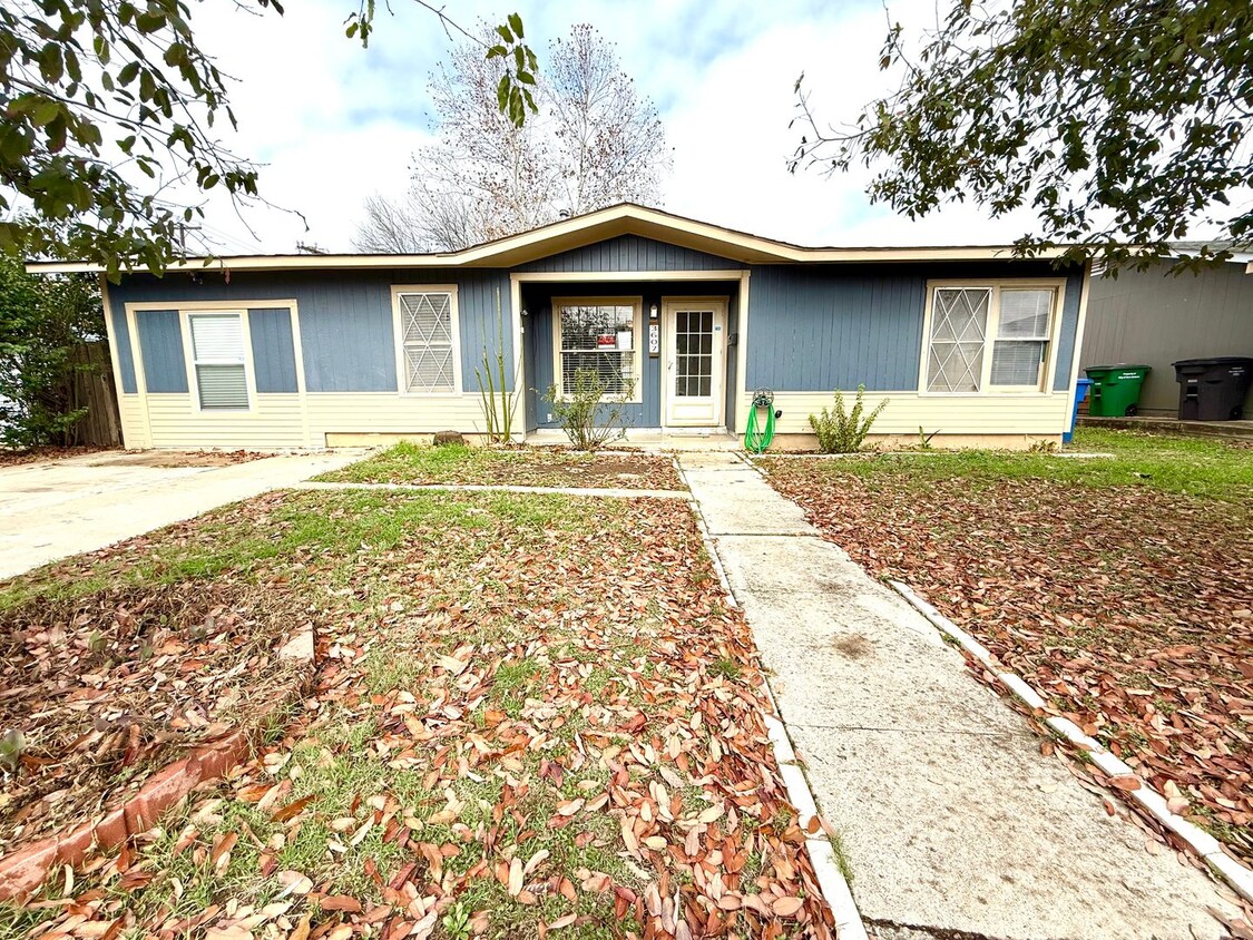 Primary Photo - AVAILABLE NOW! 3 Bedroom / 2 Bath Home Nea...