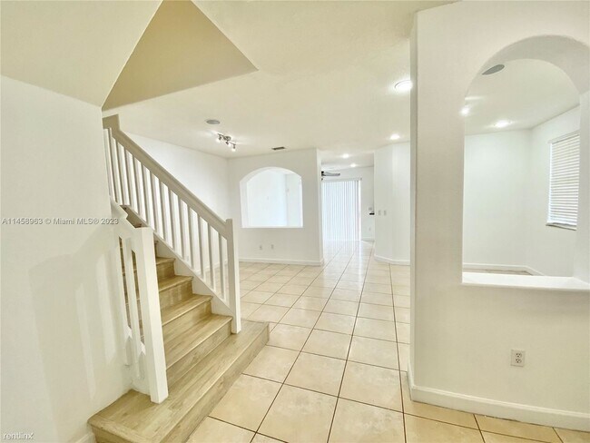 Foto del edificio - 4 br, 3 bath Townhome - 990 NW 99th Ct