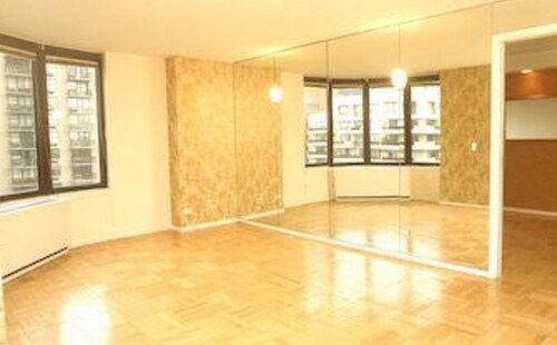 Foto principal - 350 E 38th St