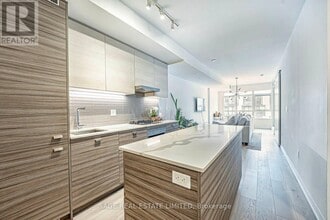 Building Photo - 835 St Clair Ave W