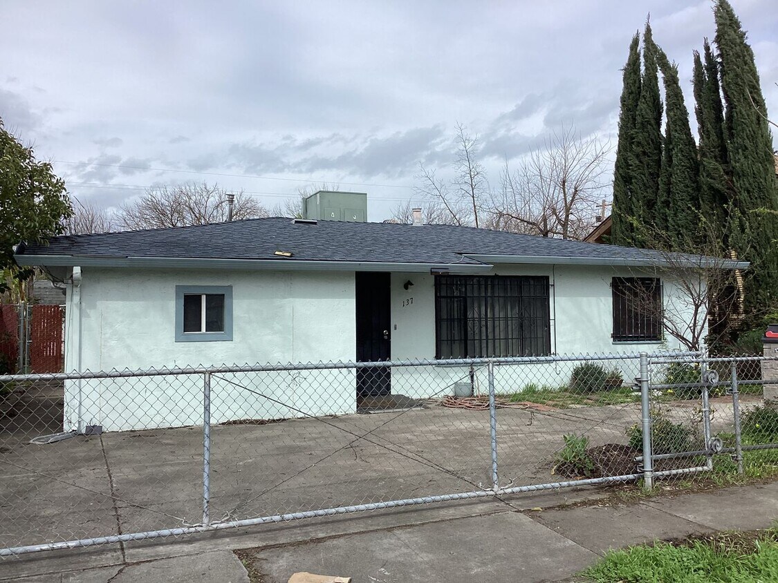 Primary Photo - Centrally located 2bd/1bath Huge Back yard