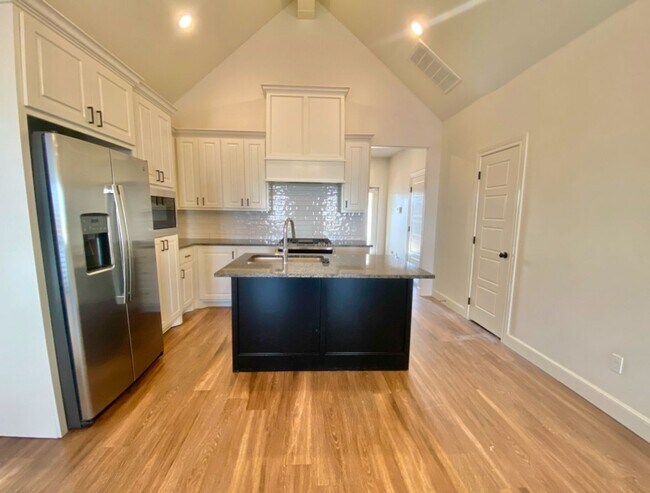 Foto del edificio - Now PRE- LEASING for a July move in - $300 off first month's rent.