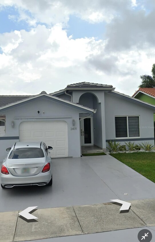 Foto principal - 2401 SW 143rd Ct