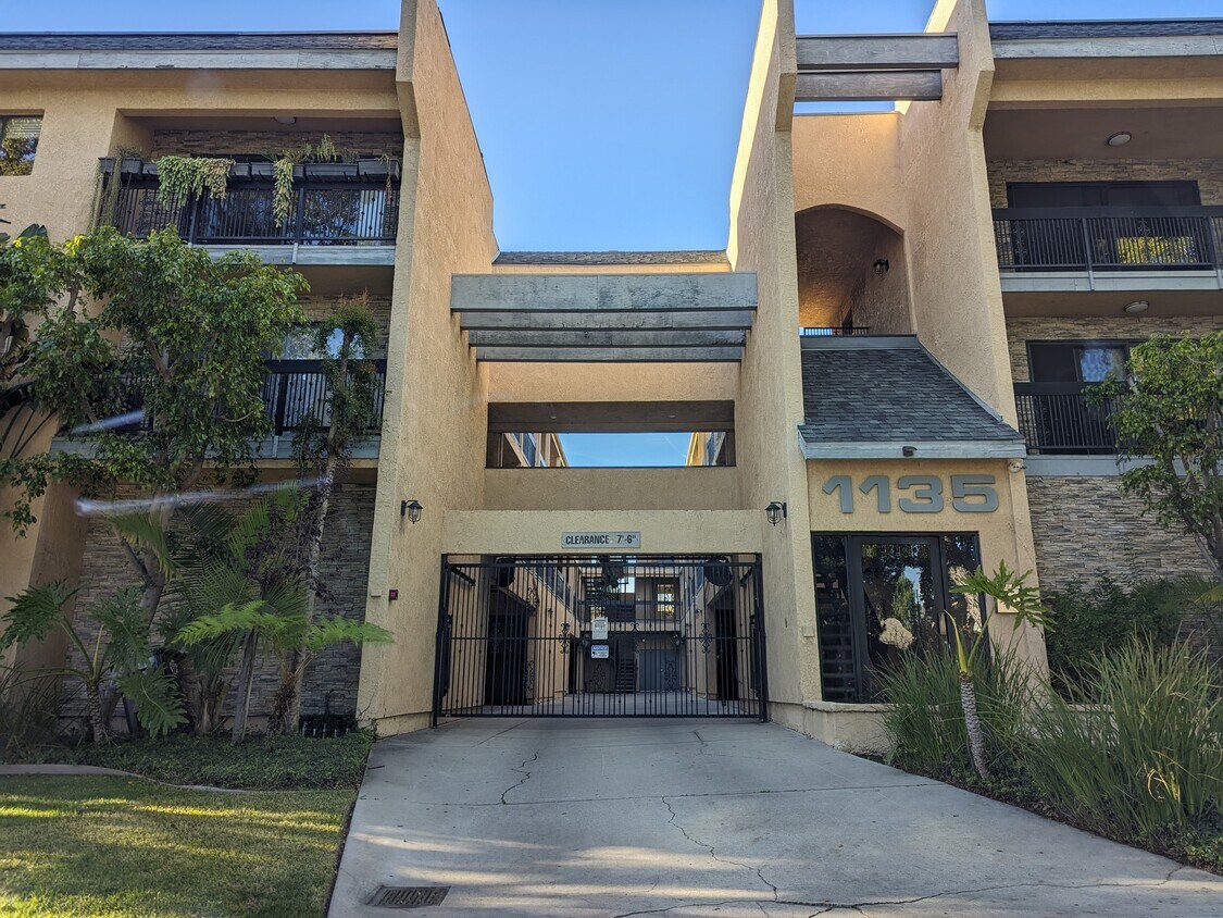 Front building - 1135 Allen Ave