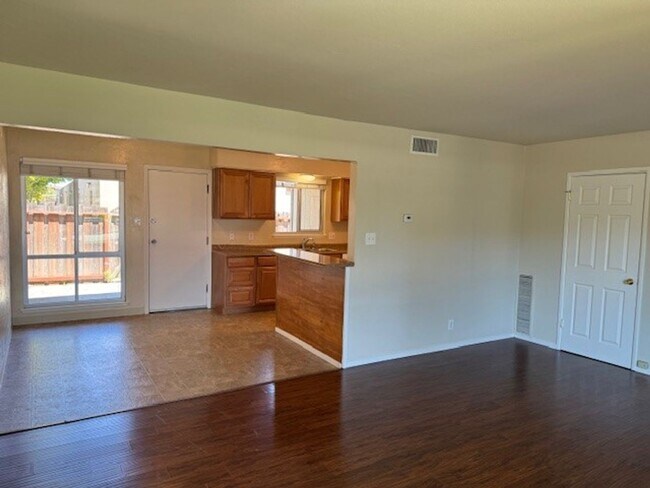 Foto del edificio - Located in Marina Gardens, great location!...
