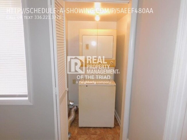 Building Photo - **MOVE IN SPECIAL!!** Cozy 2BD 1BA with ne...