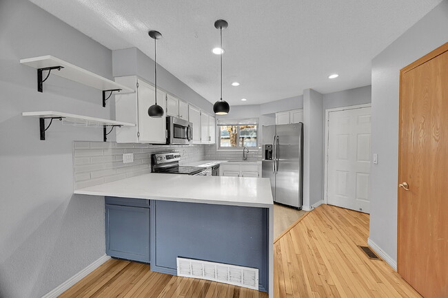 Foto del edificio - $2,400 - 2-Bed, 1.5-Bath Townhome in Lakewood Updated Throughout, With Garage + AC, Near Bear Cre...