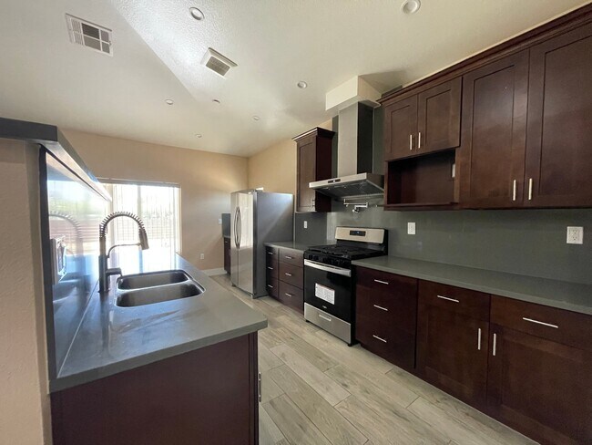 Foto del edificio - 17515 Live Oak St