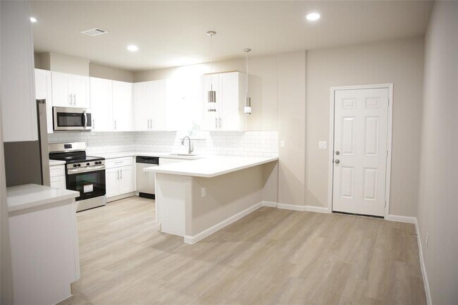 Building Photo - 112 Turner St