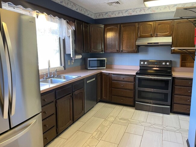 Building Photo - 4 Bedroom Rambler on 1 Acre!!