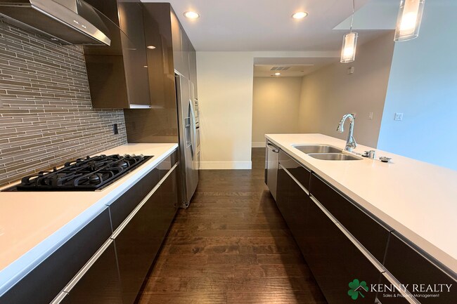 Foto del edificio - Spacious 2 Bedroom Condo in Prime Burlinga...